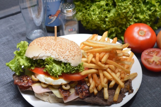 Burger mit Pommes bei Maffiosi Wilfleinsdorf aus 100 Prozent Rindfleisch